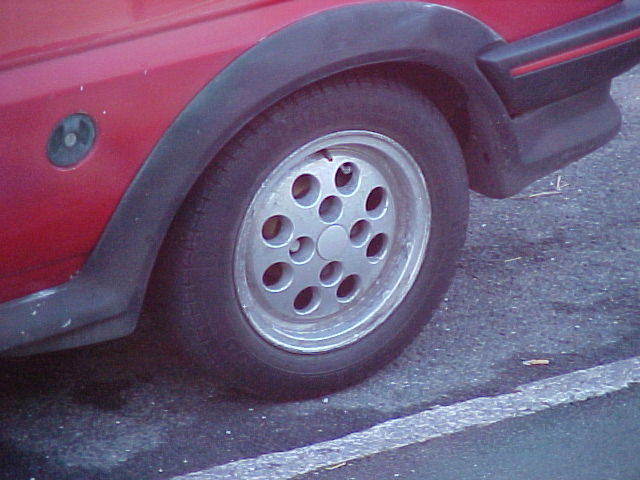 Pepperpot wheel on red XR2i, rear